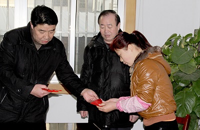 星星輕紡-冬送溫暖活動中給困難員工發(fā)放慰問金